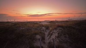 Paesaggio naturale con dune e un tramonto.