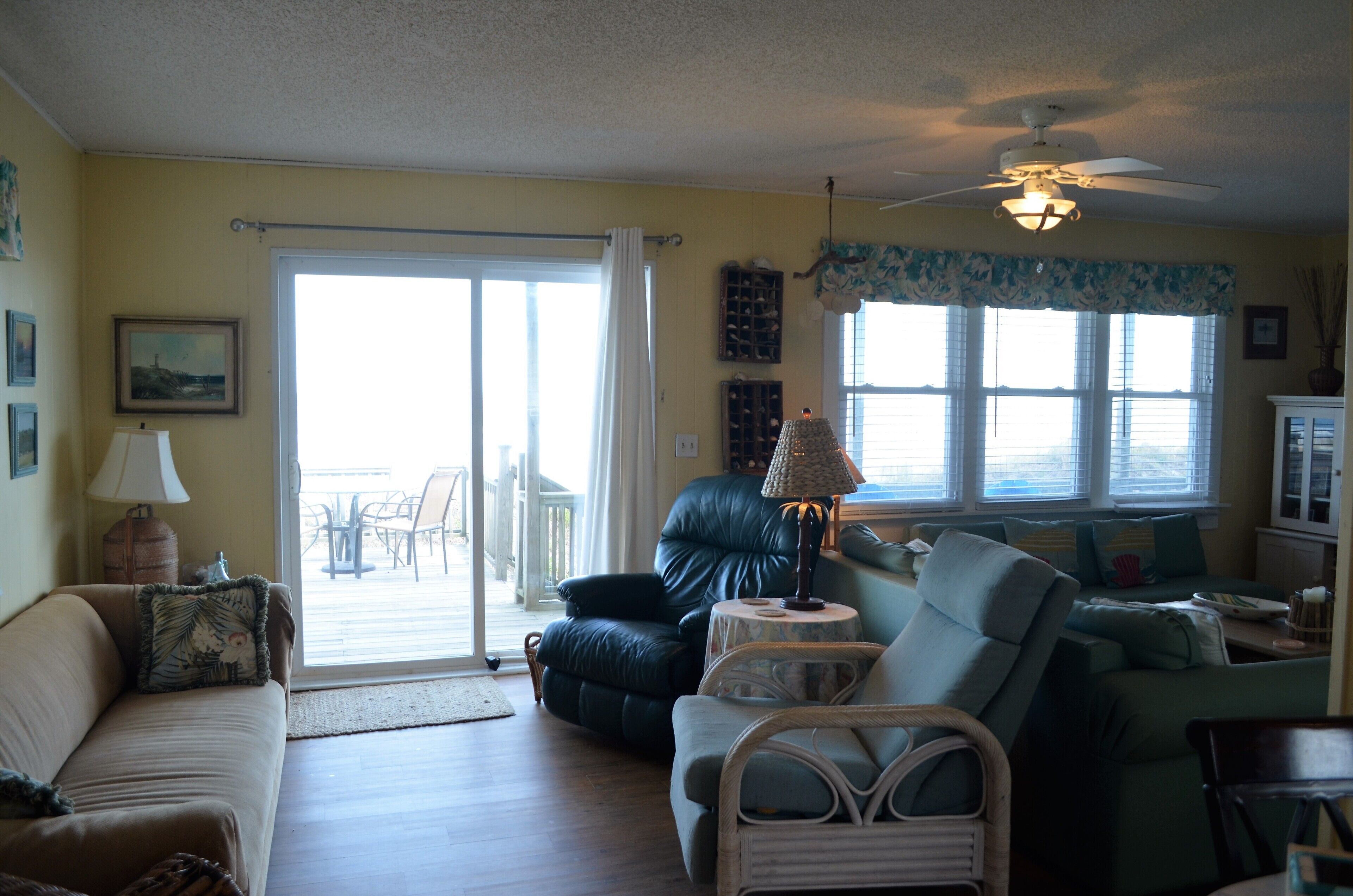 Télévision, lecteur de DVD, livres