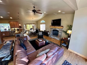 Smart TV, fireplace, books, stereo - Tahoe Heavenly Luxury Retreat (South Lake Tahoe)