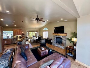 Smart TV, fireplace, books, stereo