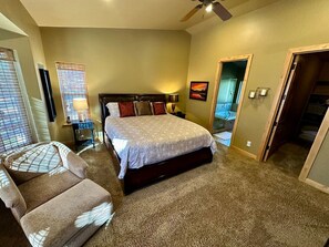 4 chambres, bureau, fer et planche à repasser, lit parapluie