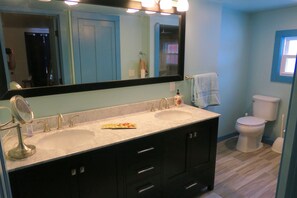 Chuveiro, secador de cabelo, toalhas de banho, sabonete