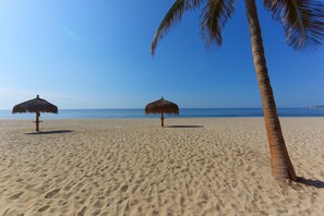 Plage, chaises longues, serviettes de plage