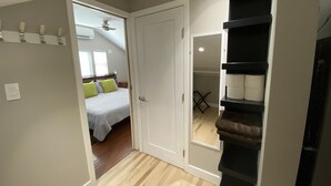 Une chambre à coucher avec un lit, un ventilateur de plafond et une fenêtre.