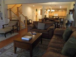 Een smart-tv, een open haard, een dvd-speler en boeken