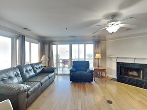 TV - Wraparound Balcony w/ Fantastic Views + Large & Spacious (Tybee Island)