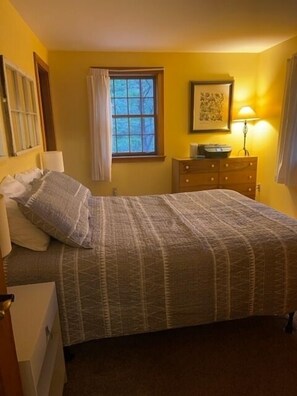 3 bedrooms, desk, iron/ironing board, free WiFi
