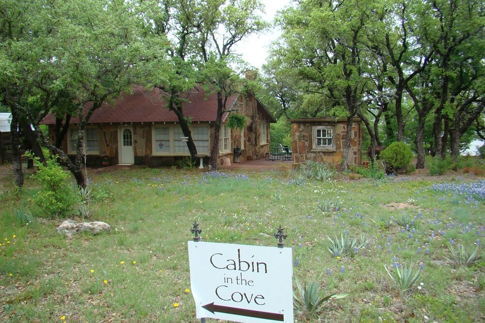 LAKEFRONT COTTAGE w/ Private Dock On Lake Brownwood