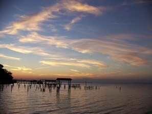 Beach - Enjoy serenity and sunsets on Mobile Bay. Dog friendly/fenced yard. (Gulf Shores)