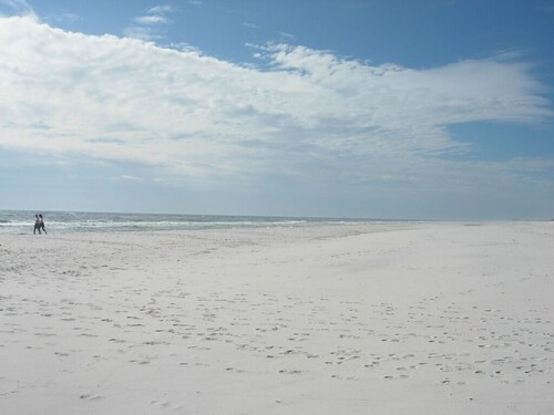 Relax on the Bay. Screened porches, dog friendly, fenced yard