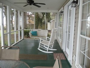 Outdoor dining - Enjoy serenity and sunsets on Mobile Bay. Dog friendly/fenced yard. (Gulf Shores)