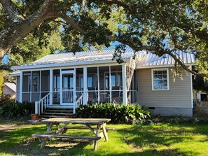 Exterior - Enjoy serenity and sunsets on Mobile Bay. Dog friendly/fenced yard. (Gulf Shores)