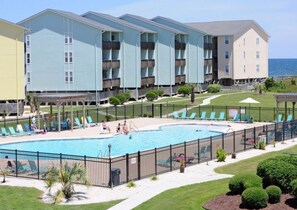 Un hôtel doté d’une piscine, de plusieurs balcons et offrant une vue sur la mer.