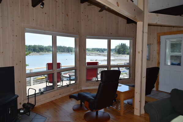Interior - Tides cottage on quiet tidal inlet with kayaks and fire pit (Tremont)