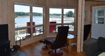 Tides cottage on quiet tidal inlet with kayaks and fire pit