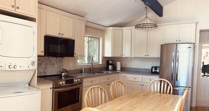 Tides cottage on quiet tidal inlet with kayaks and fire pit