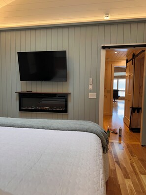 3 bedrooms, iron/ironing board, free WiFi, bed sheets - Tides cottage on quiet tidal inlet with kayaks and fire pit (Tremont)