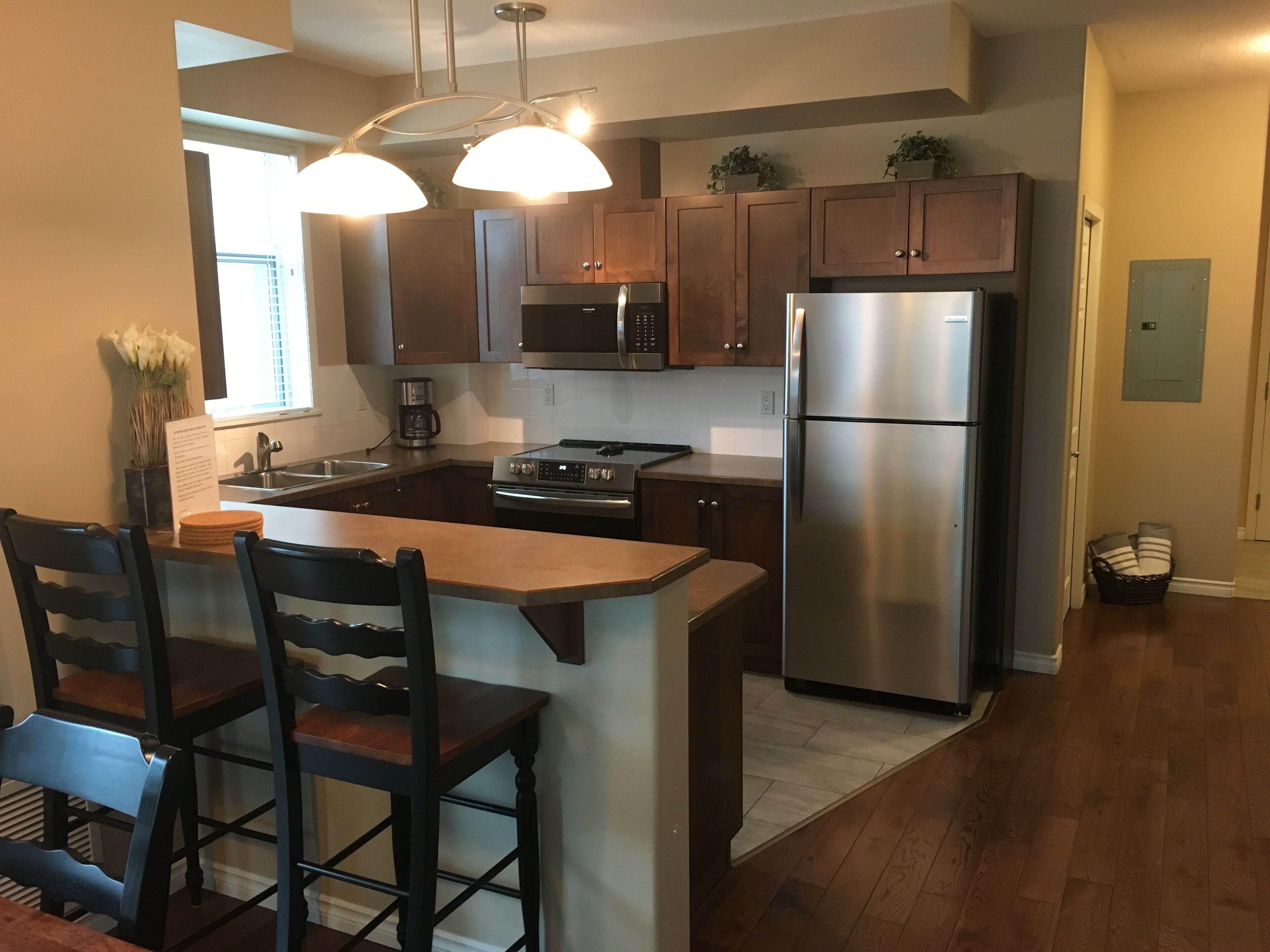 Kelowna Lakeview Condo at Sunset Waterfront Resort 