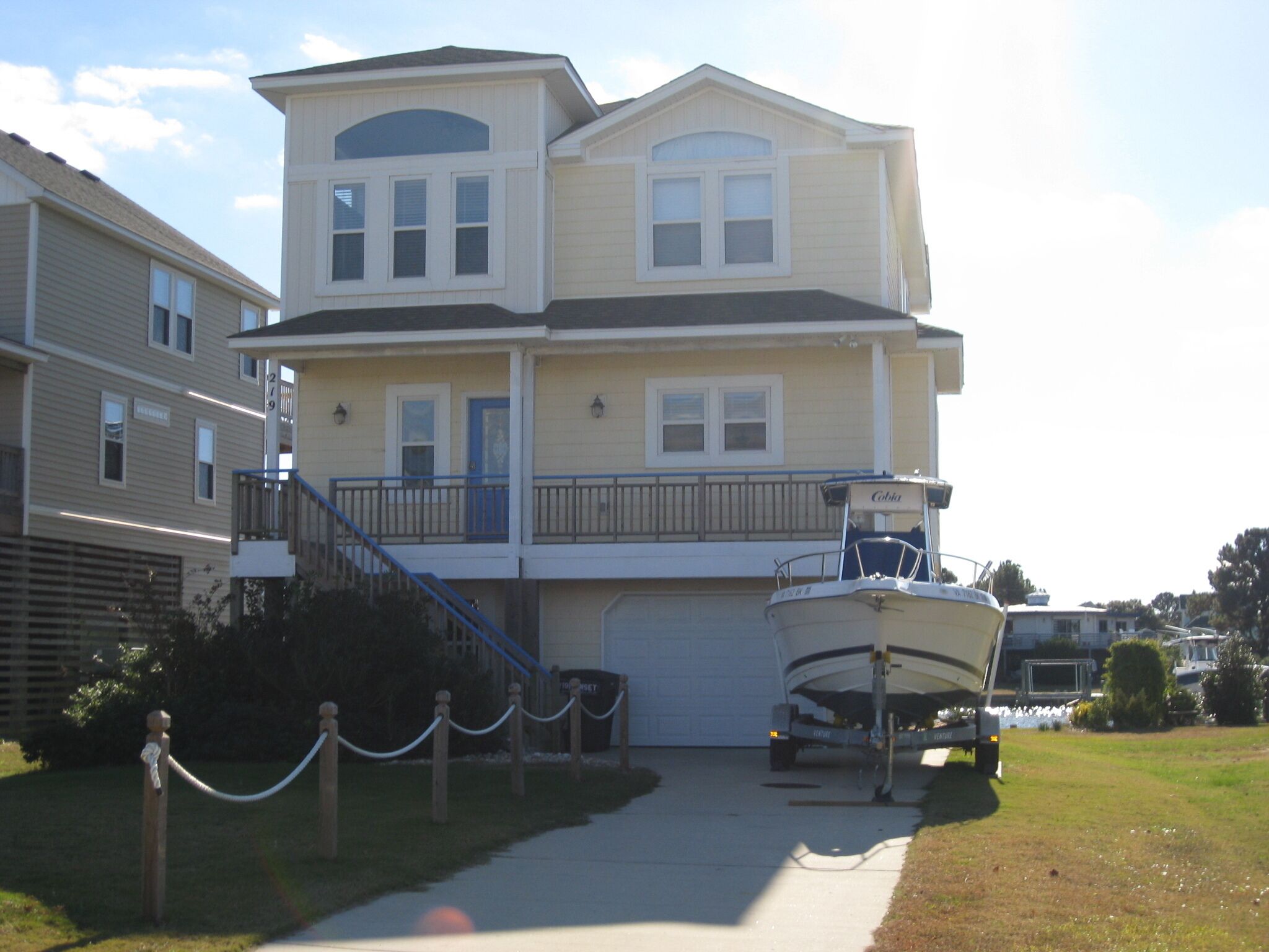 ~~ BEAUTIFUL WATERFRONT HOME FEATURES PRIVATE DOCK & USE OF TWO TANDEM KAYAKS ~~