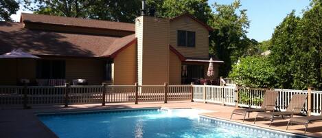 Een buitenzwembad en een verwarmd zwembad