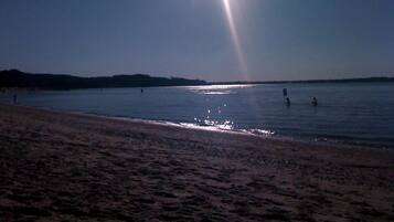 Playa en los alrededores y toallas de playa