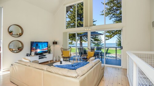 Pine Beach Villa Fabulous Sea Views