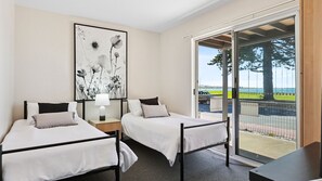 3 bedrooms, iron/ironing board, bed sheets