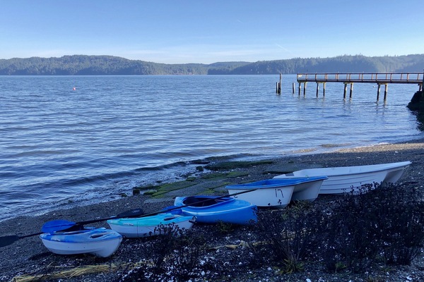 Na praia, espreguiçadeiras, toalhas de praia