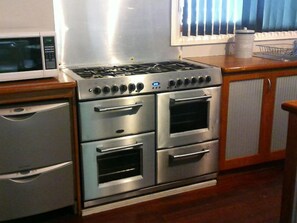 A kitchen with a built-in stove, oven, and microwave. - Dwellingup Escape. Large home opp Forest. Sleeps 8, 1.5 Bathrooms. Games Rm (Dwellingup)