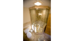 Ensemble douche/baignoire, sèche-cheveux, serviettes fournies, savon