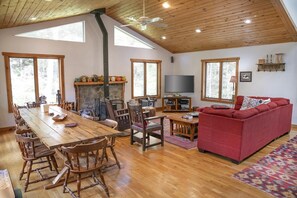 Smart TV, fireplace, video library, stereo