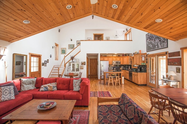 Smart-tv, een open haard, een filmbibliotheek en een stereo