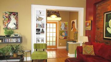 TV connectée, jeux vidéo, lecteur de DVD, livres