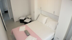 2 chambres, coffres-forts dans les chambres, fer et planche à repasser