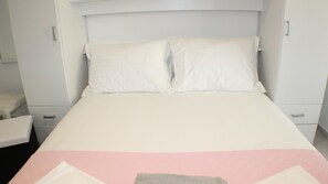 2 chambres, coffres-forts dans les chambres, fer et planche à repasser