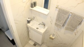 Sèche-cheveux, serviettes fournies