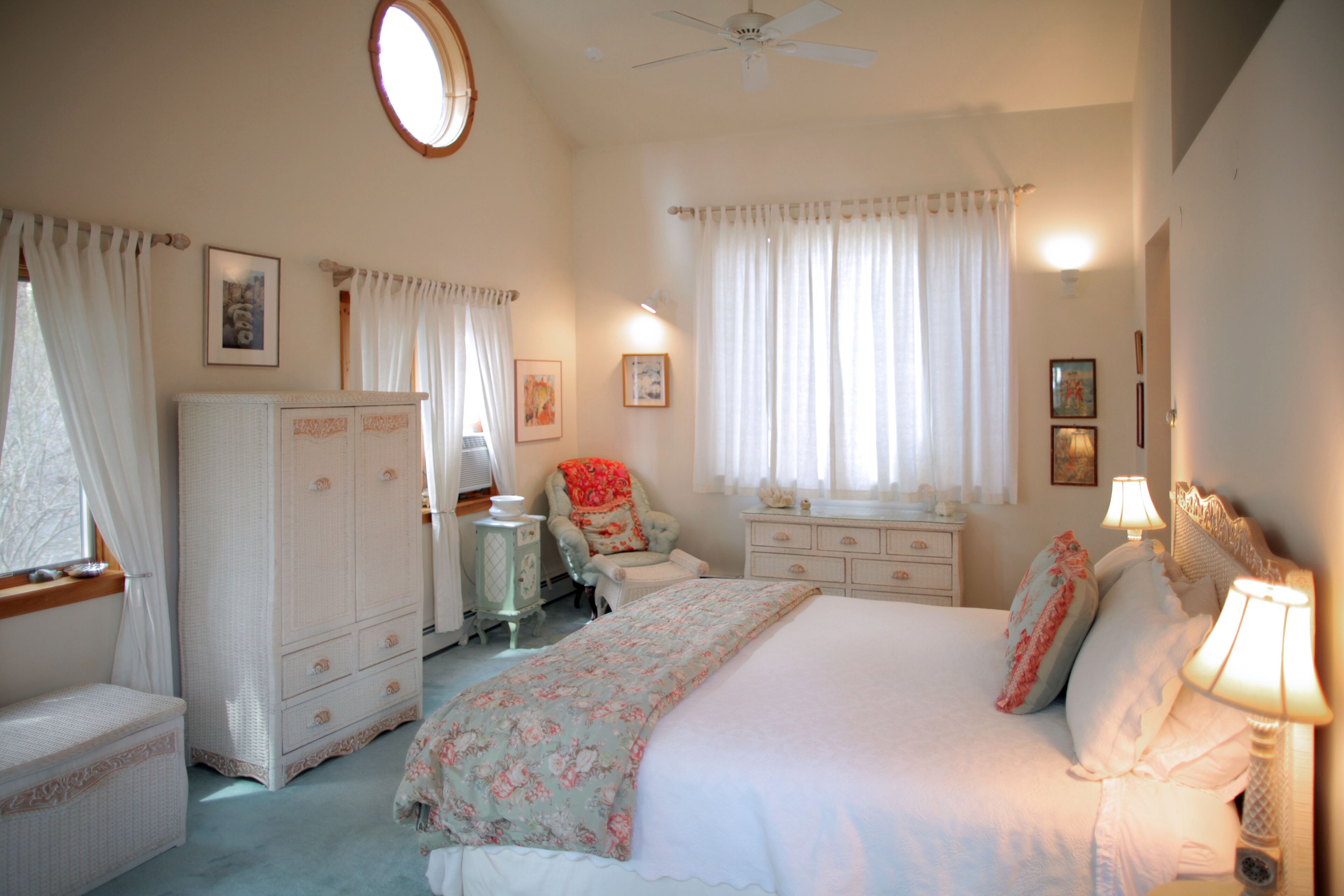 Gracious Woodstock Retreat -Walking Distance to Town