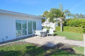 Outdoor dining - Walk to Englewood Beach / Gated 55+ Community / Heated Pool / Manasota Key (Englewood)