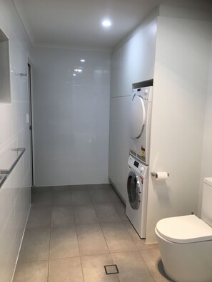Combined shower/bathtub, hair dryer, towels, soap - Maylands Cottage-Charming Bluestone House (Maylands)