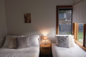 4 bedrooms, iron/ironing board, WiFi, bed sheets