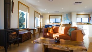 Smart TV, chimenea, reproductor de DVD y libros 