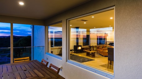 Dining. Southern Ocean Lookout