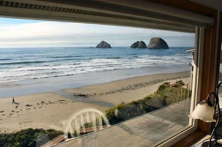 On the beach, sun loungers, beach towels. OUTRAGEOUS Oceanfront Hot tub Amazing Beach-