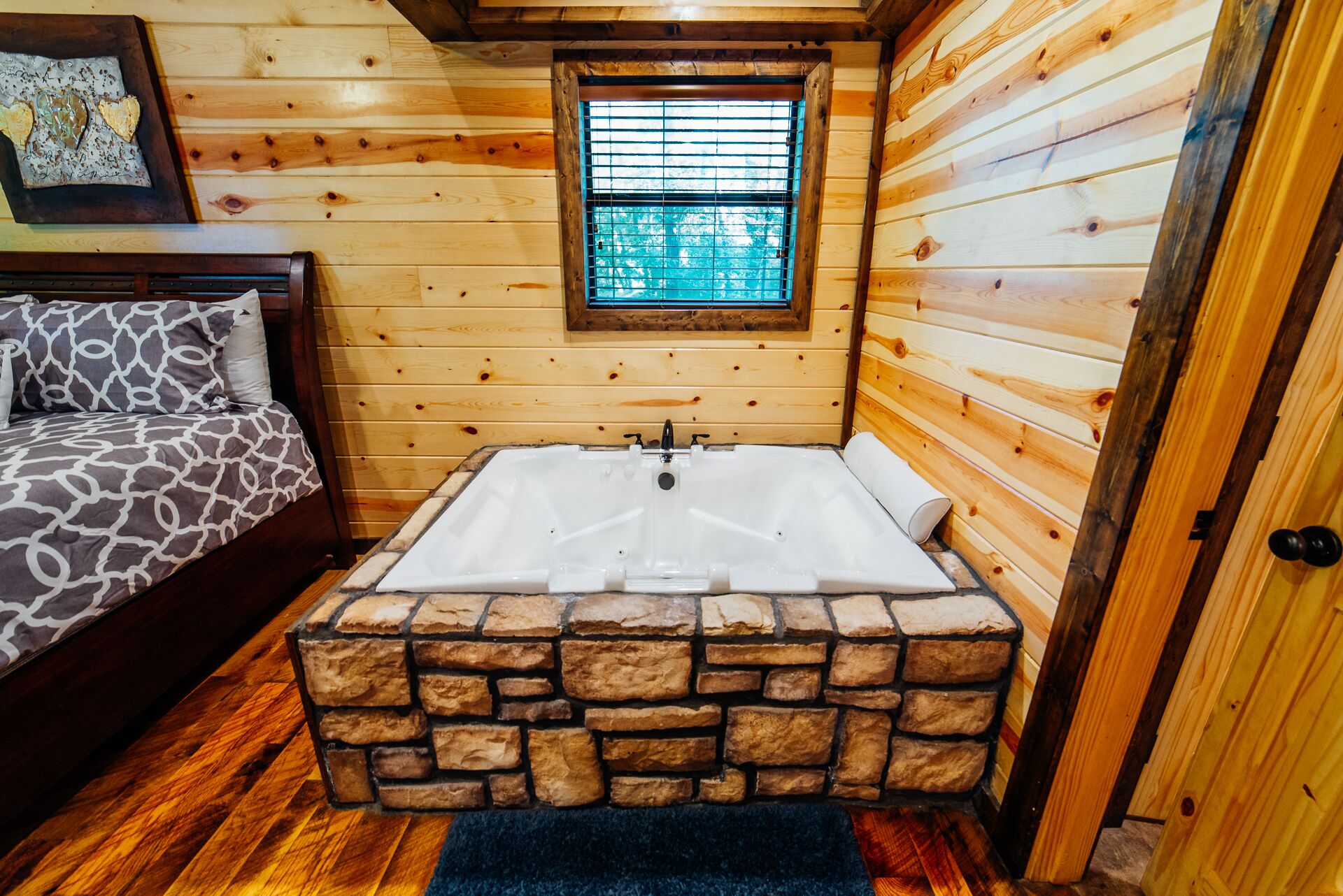 Natures Harmony 1 Bedroom LUXURY cabin, Hot Tub, Fireplace, Mins from Lake!