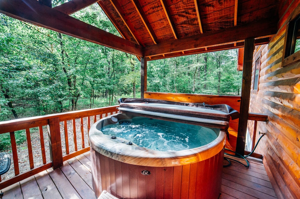 Natures Harmony 1 Bedroom LUXURY cabin, Hot Tub, Fireplace, Mins from Lake!