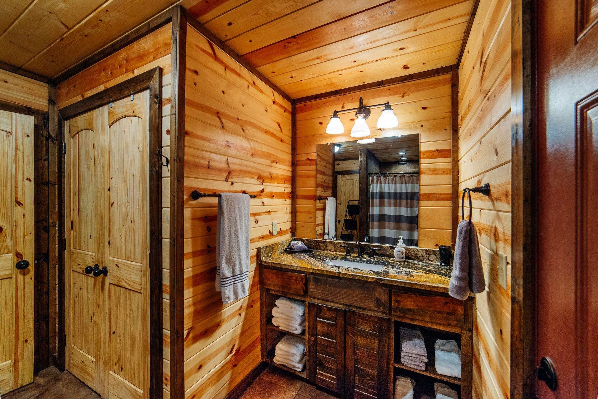 Natures Harmony 1 Bedroom LUXURY cabin, Hot Tub, Fireplace, Mins from Lake!