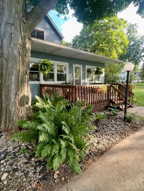 Exterior - Peaceful River House steps to River! House equipped for children! (St Joseph)