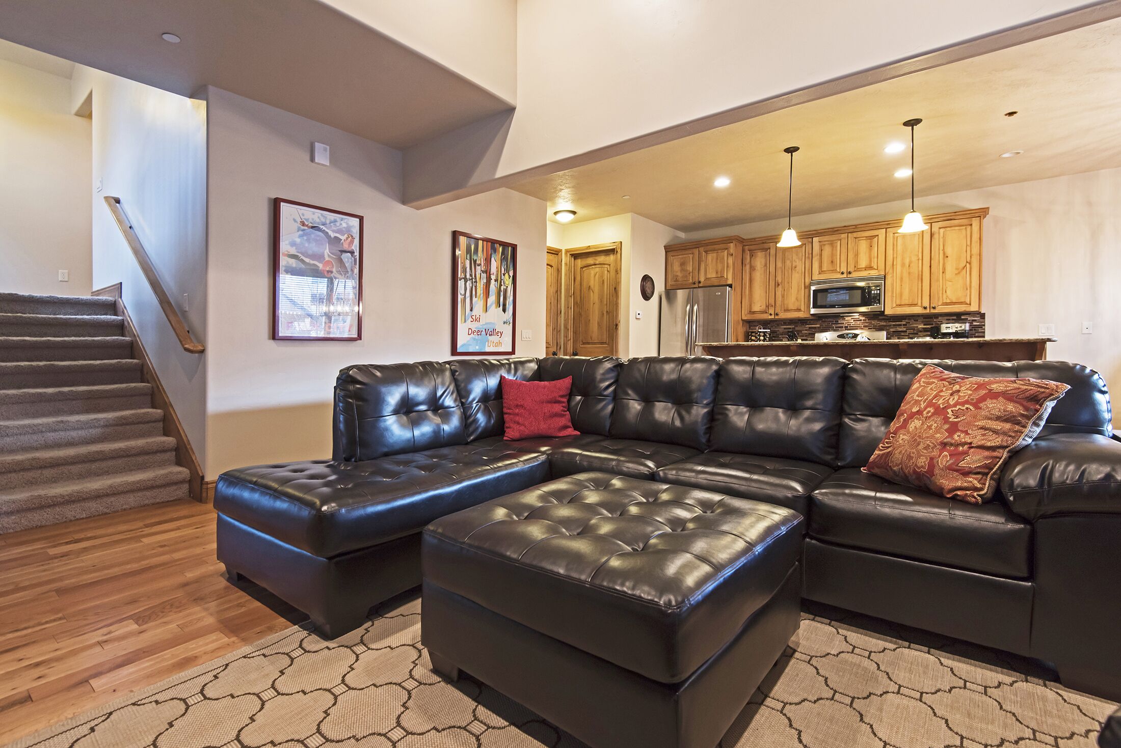 2 mins drive to Deer Valley and Jordandelle reservoir! Hot tub and pool table!