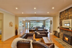 Smart-TV, peis, DVD-spiller og filmbibliotek