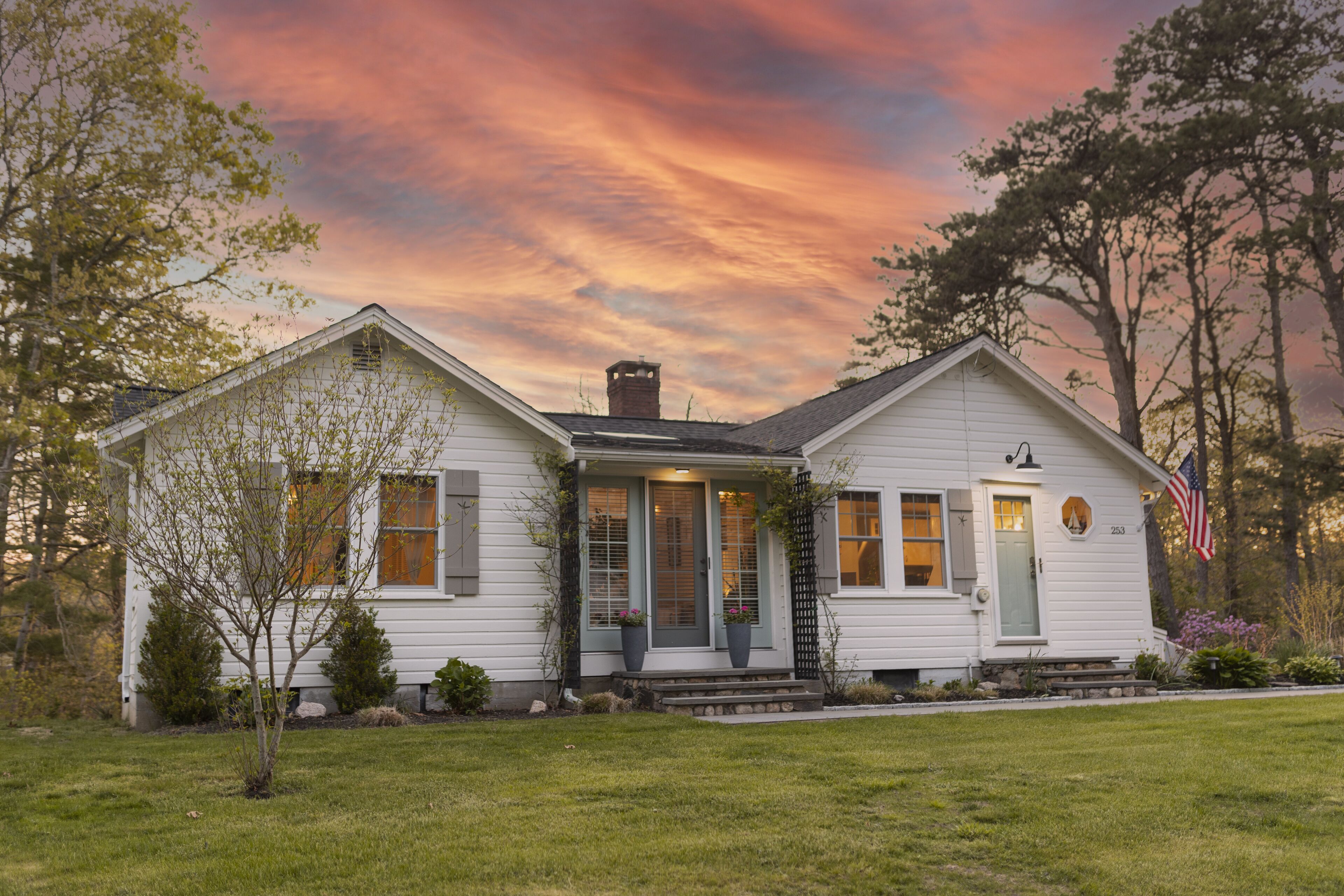 Picturesque Pond Front Property - The Beach Glass Cottage 